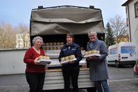 Die Paletten sind angekommen. Rita Willems, Heidi Dossinger und Jutta Baltes freuen sich sehr über die Suppenspenden. Foto: Malteser Kaiserslautern